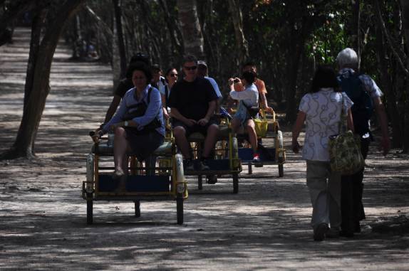 Bicitaxis levam turistas pelas longas alamedas das ruínas mayas de Cobá, na península do Yucatán, no México